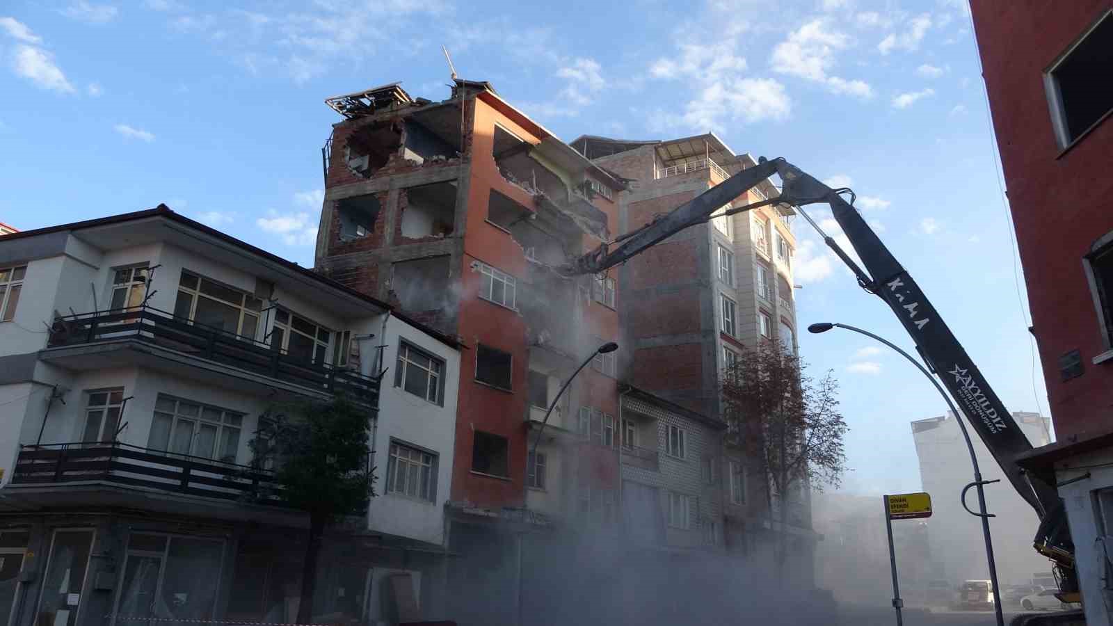 18 aydır yıkım bekleyen Adem Çavuş Apartmanı’nda yıkım işlemlerine başlandı
