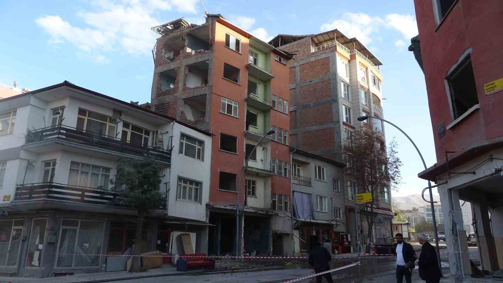 18 aydır yıkım bekleyen Adem Çavuş Apartmanı’nda yıkım işlemlerine başlandı
