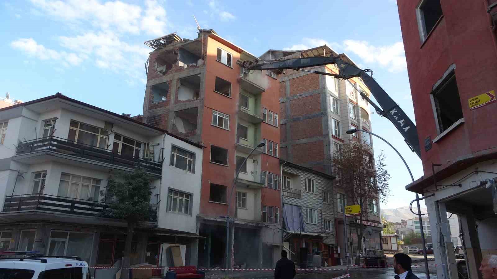 18 aydır yıkım bekleyen Adem Çavuş Apartmanı’nda yıkım işlemlerine başlandı
