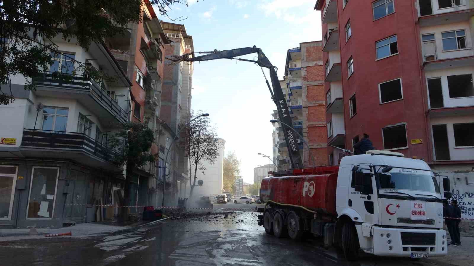 18 aydır yıkım bekleyen Adem Çavuş Apartmanı’nda yıkım işlemlerine başlandı
