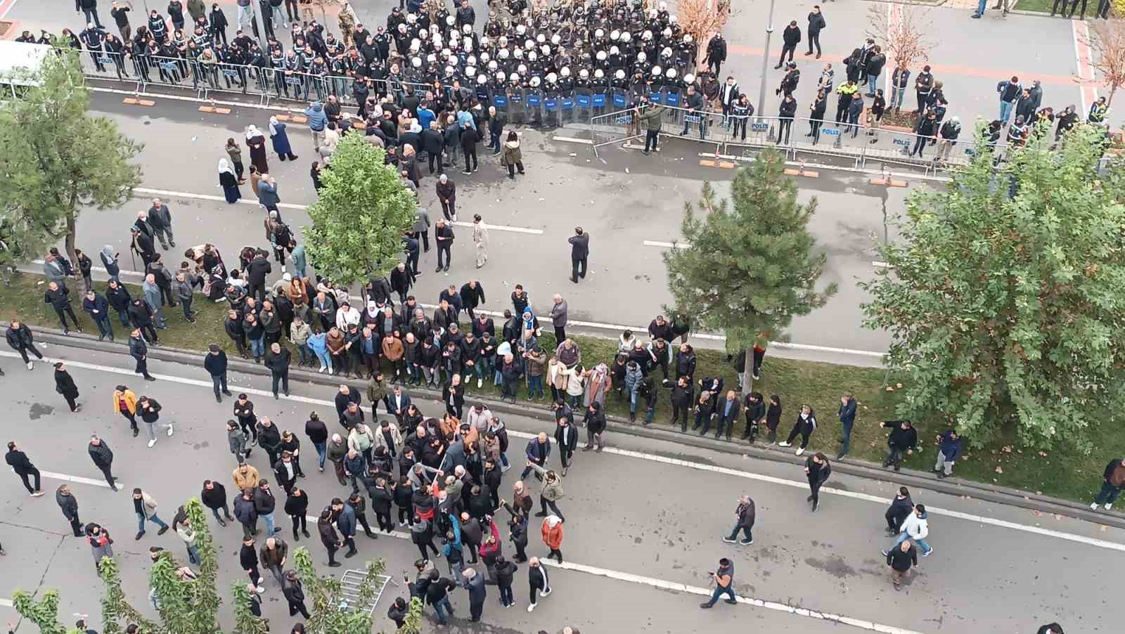 Batman’da polise taş atan gruba müdahale: 9 gözaltı
