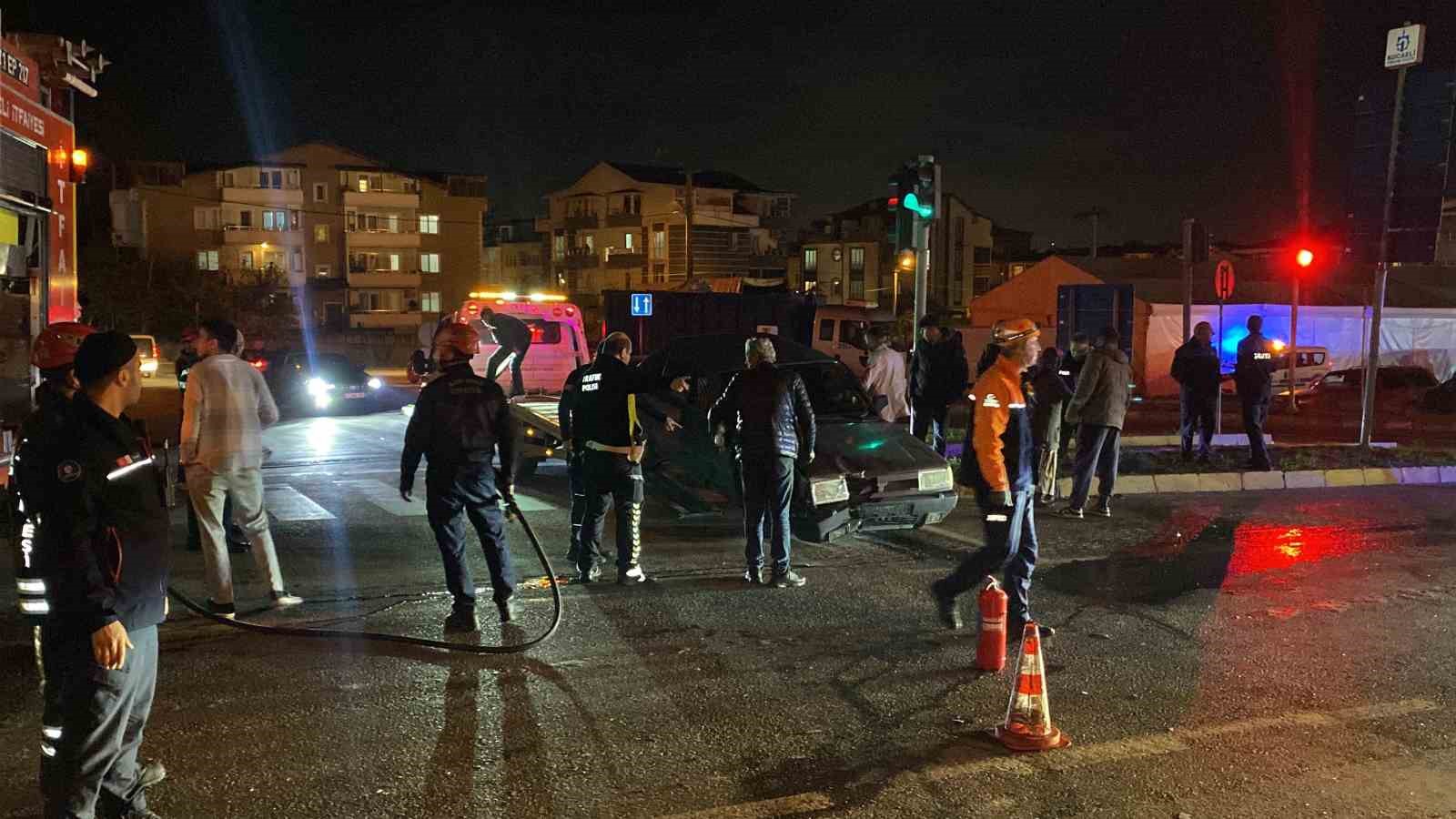 Kocaeli’de iki araç trafik ışıklarında çarpıştı: 1 yaralı
