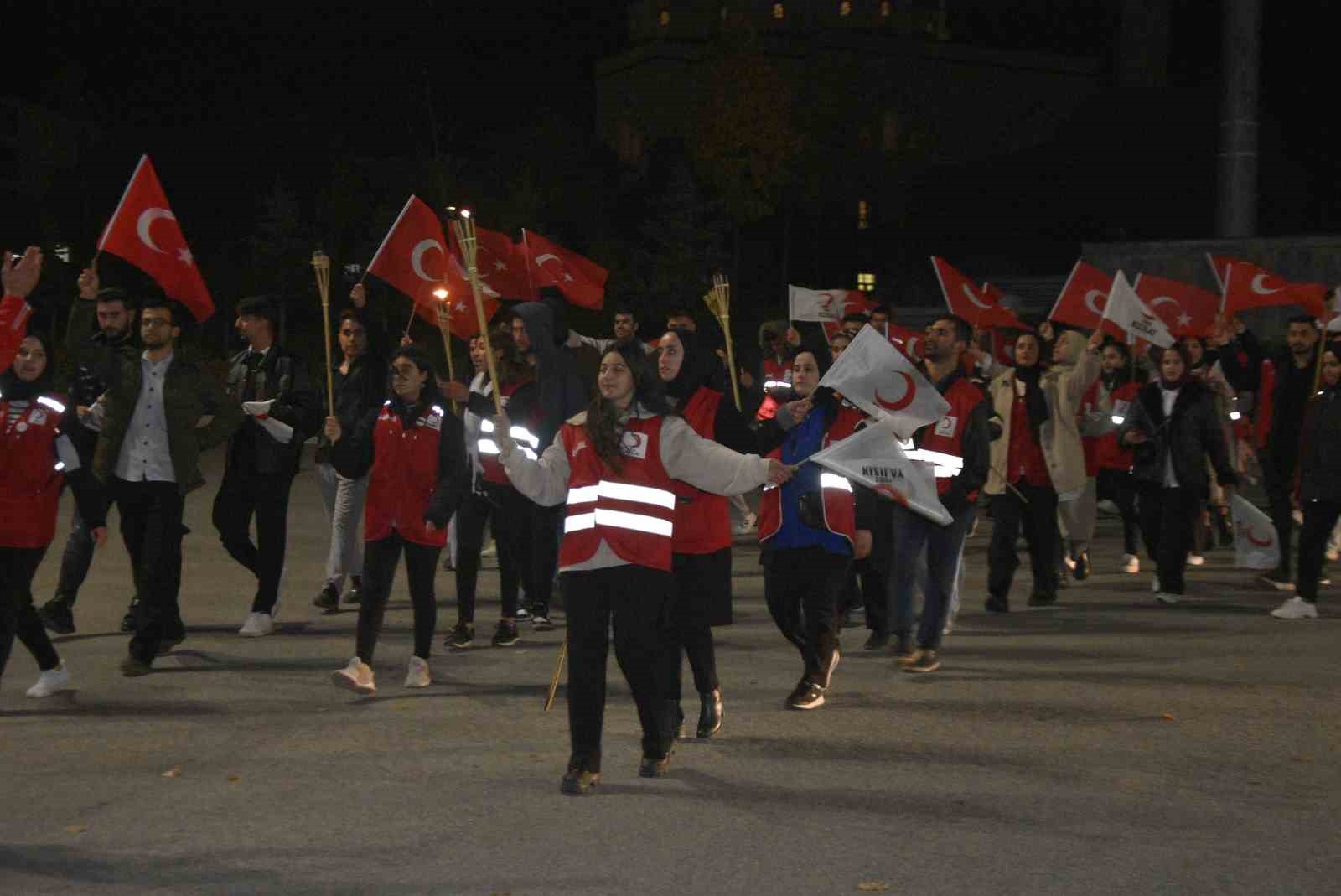 Kızılay’ın kuruluşu meşaleli yürüyüşle kutlandı
