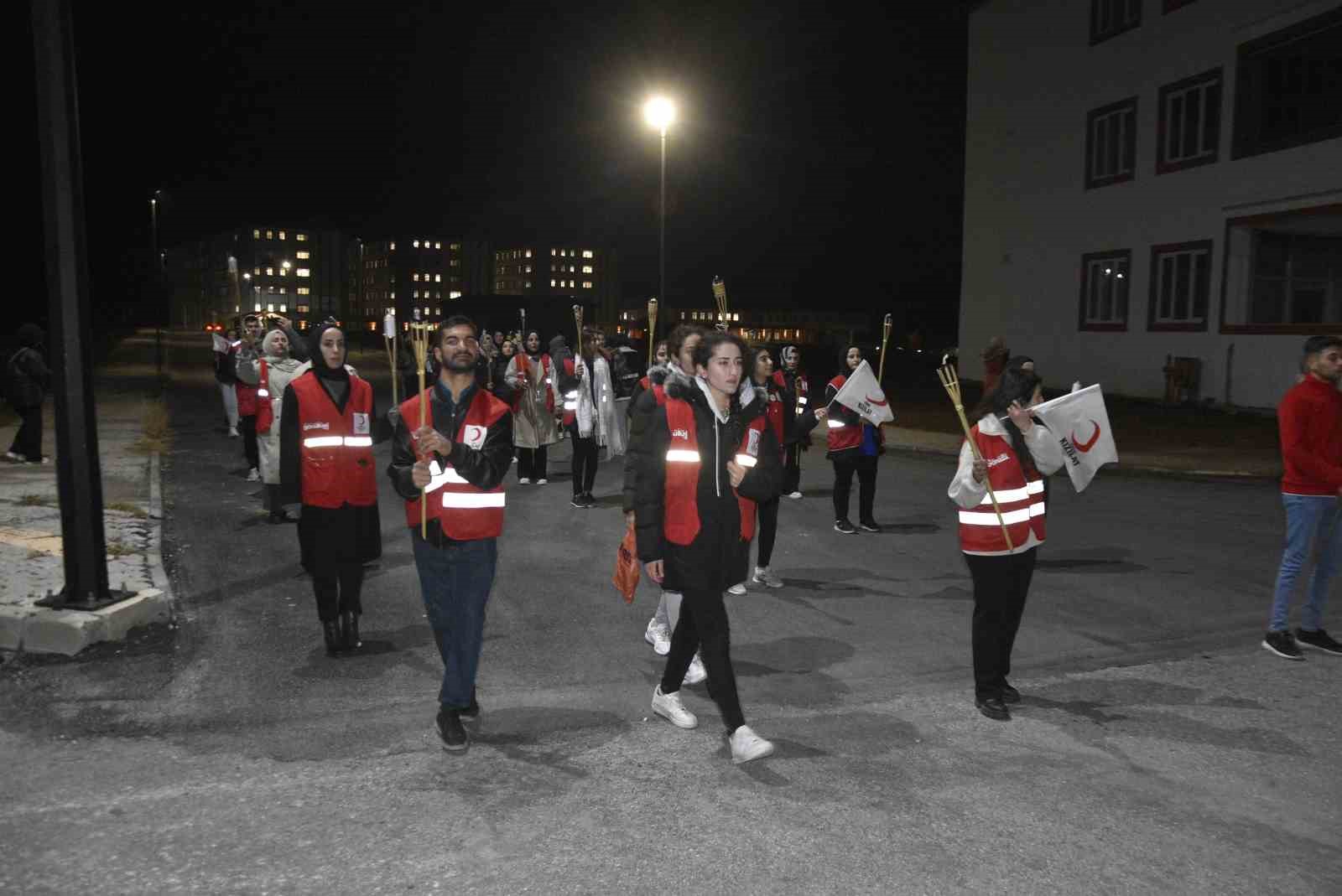 Kızılay’ın kuruluşu meşaleli yürüyüşle kutlandı
