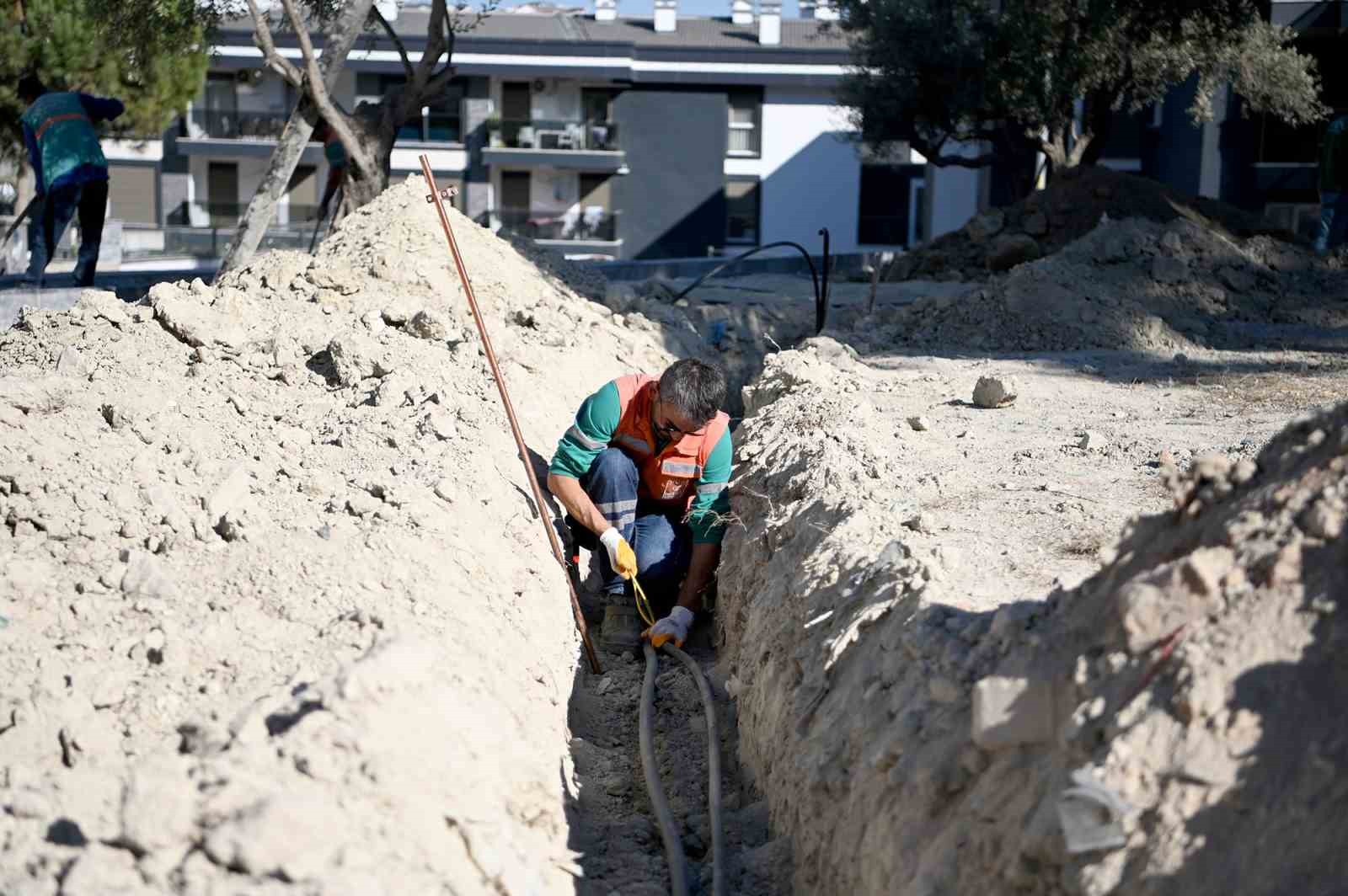 Kuşadası Belediyesi Değirmendere’de park yenileme çalışmasına başladı
