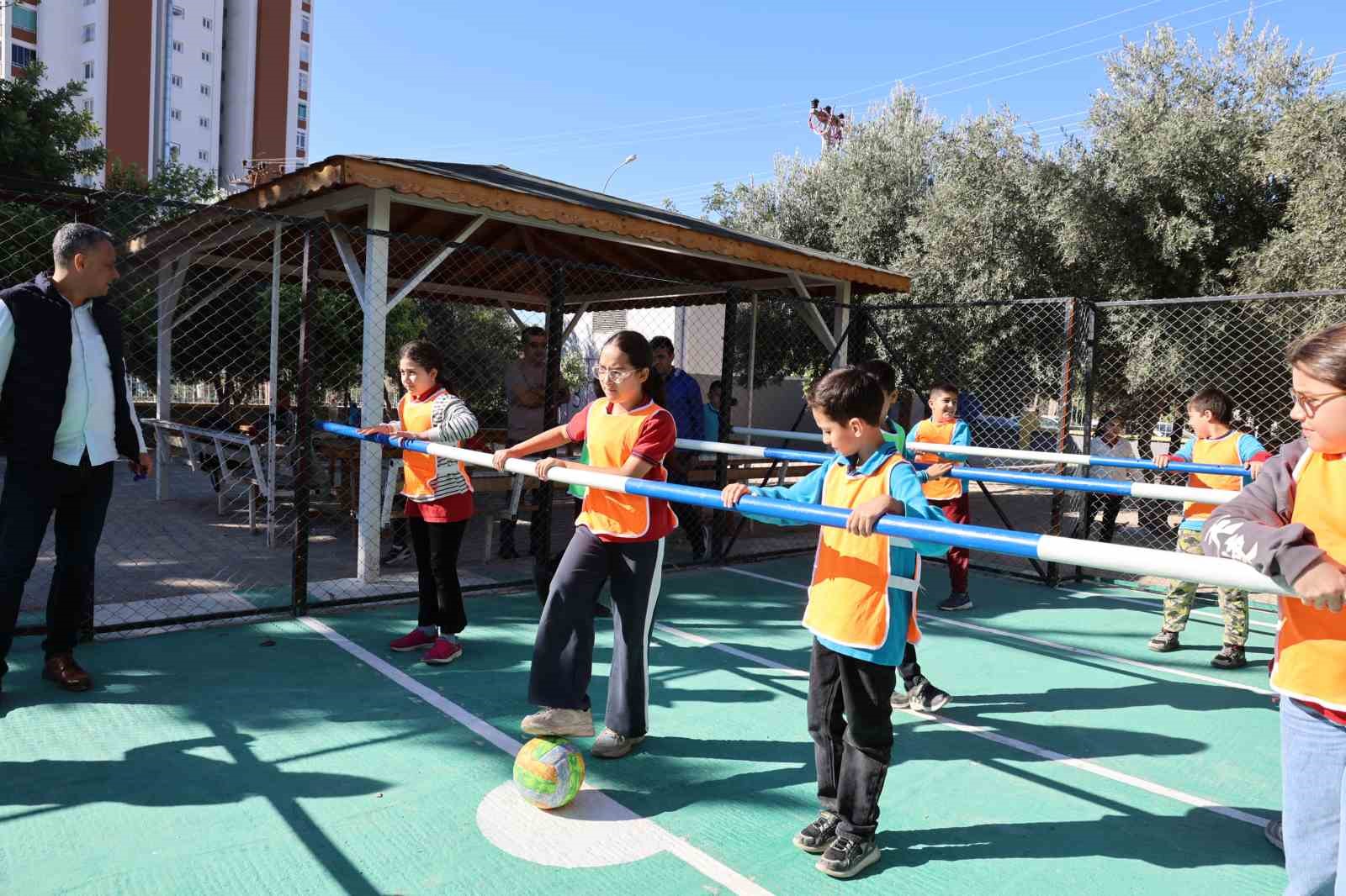 Okul bahçesinde canlı langırt, renkli görüntüler oluşturdu
