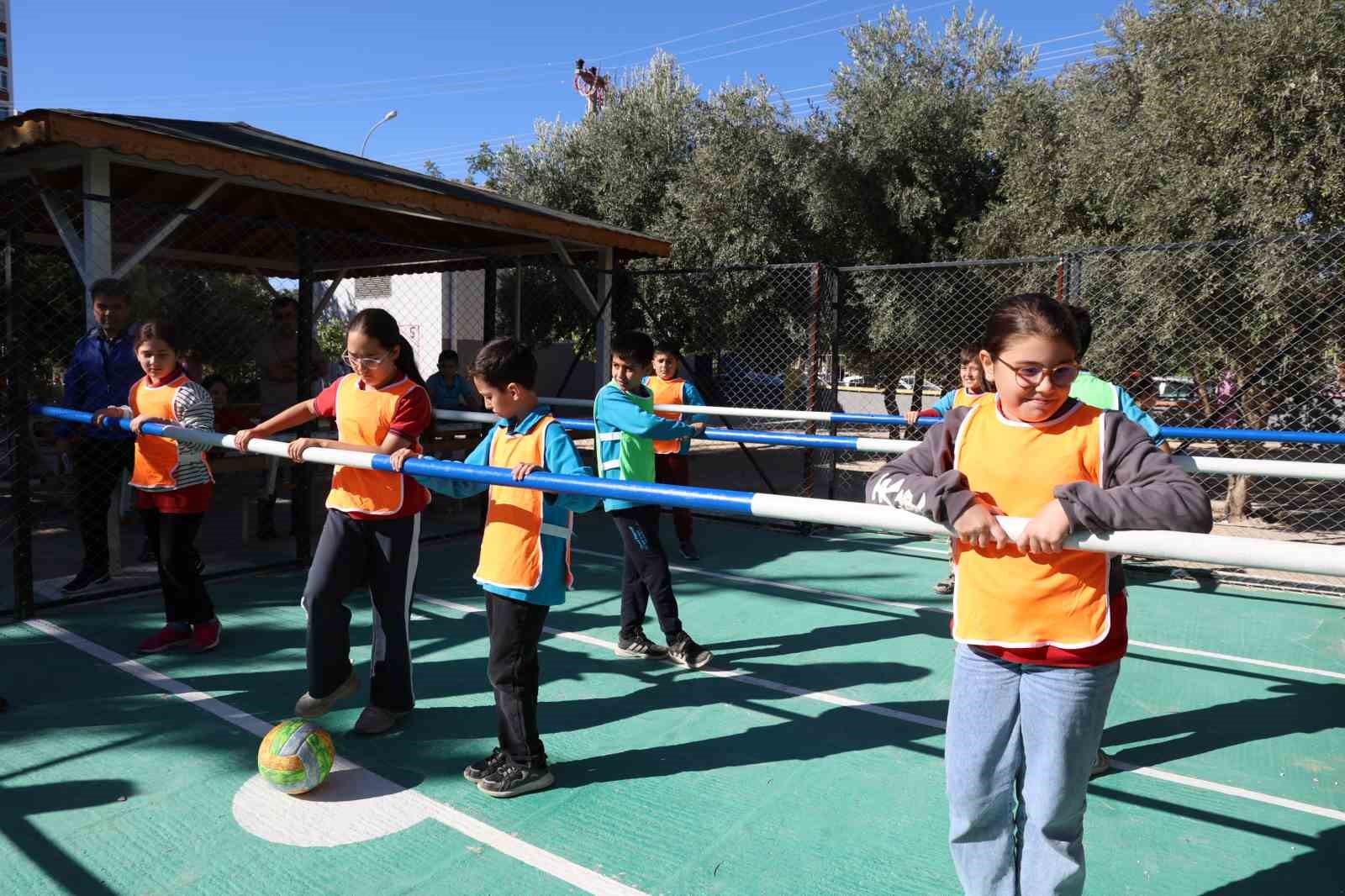 Okul bahçesinde canlı langırt, renkli görüntüler oluşturdu
