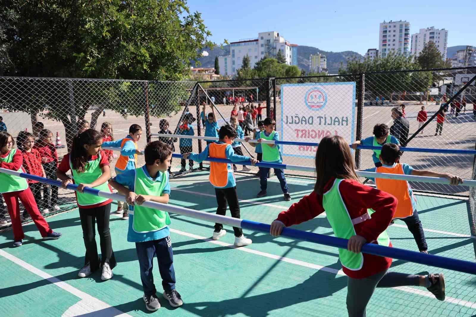 Okul bahçesinde canlı langırt, renkli görüntüler oluşturdu
