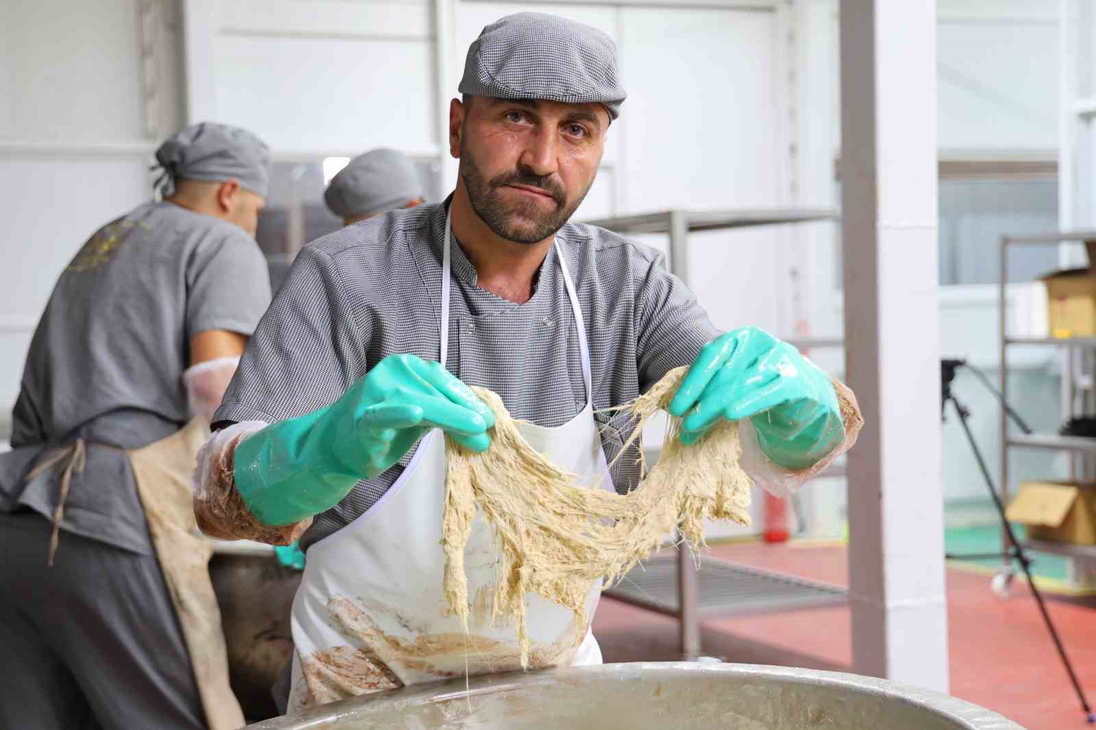 Tahin helvasını şeker yerine hurma suyuyla tatlandırıyorlar
