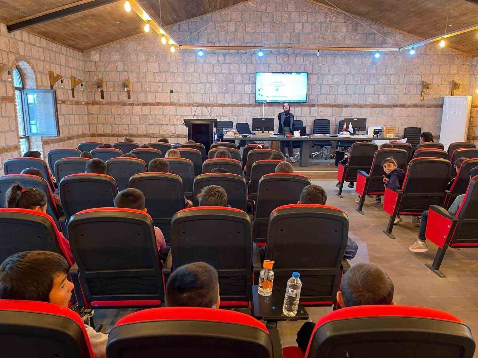 Doğa korumadan Datça’da öğrencilere tabiat eğitimi
