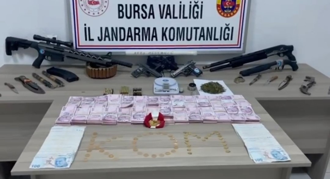 Bursa İl Jandarma Komutanlığından geniş çaplı operasyon: 10 şüpheli yakalandı, çok sayıda silah ele geçirildi
