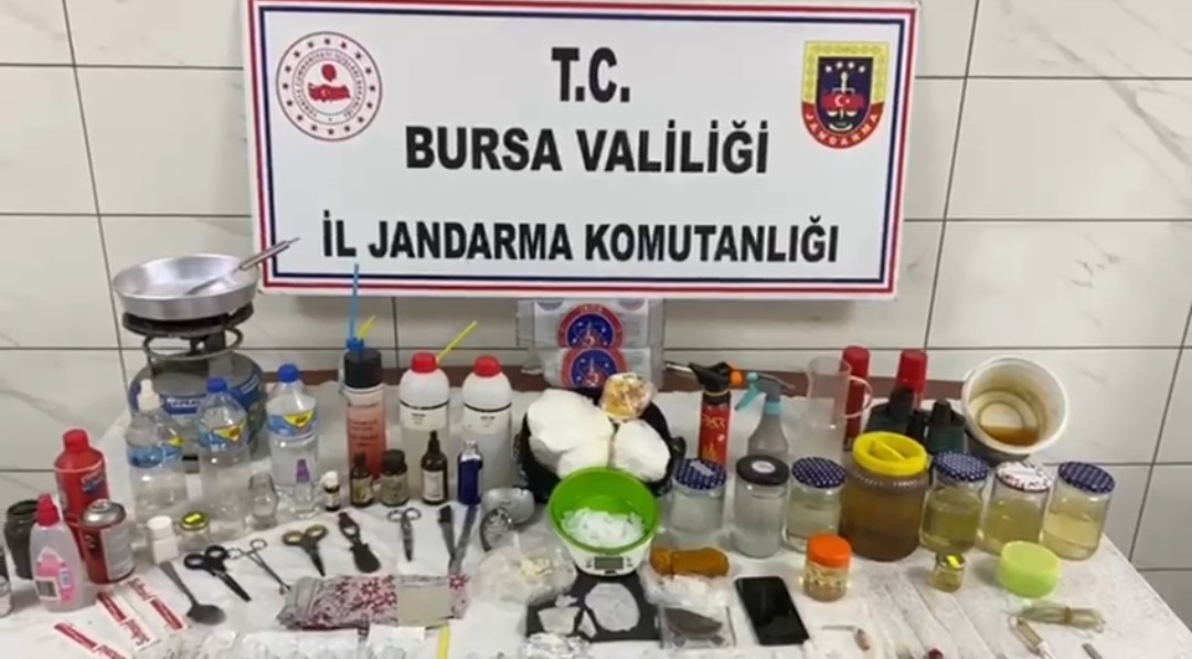 Bursa İl Jandarma Komutanlığından geniş çaplı operasyon: 10 şüpheli yakalandı, çok sayıda silah ele geçirildi
