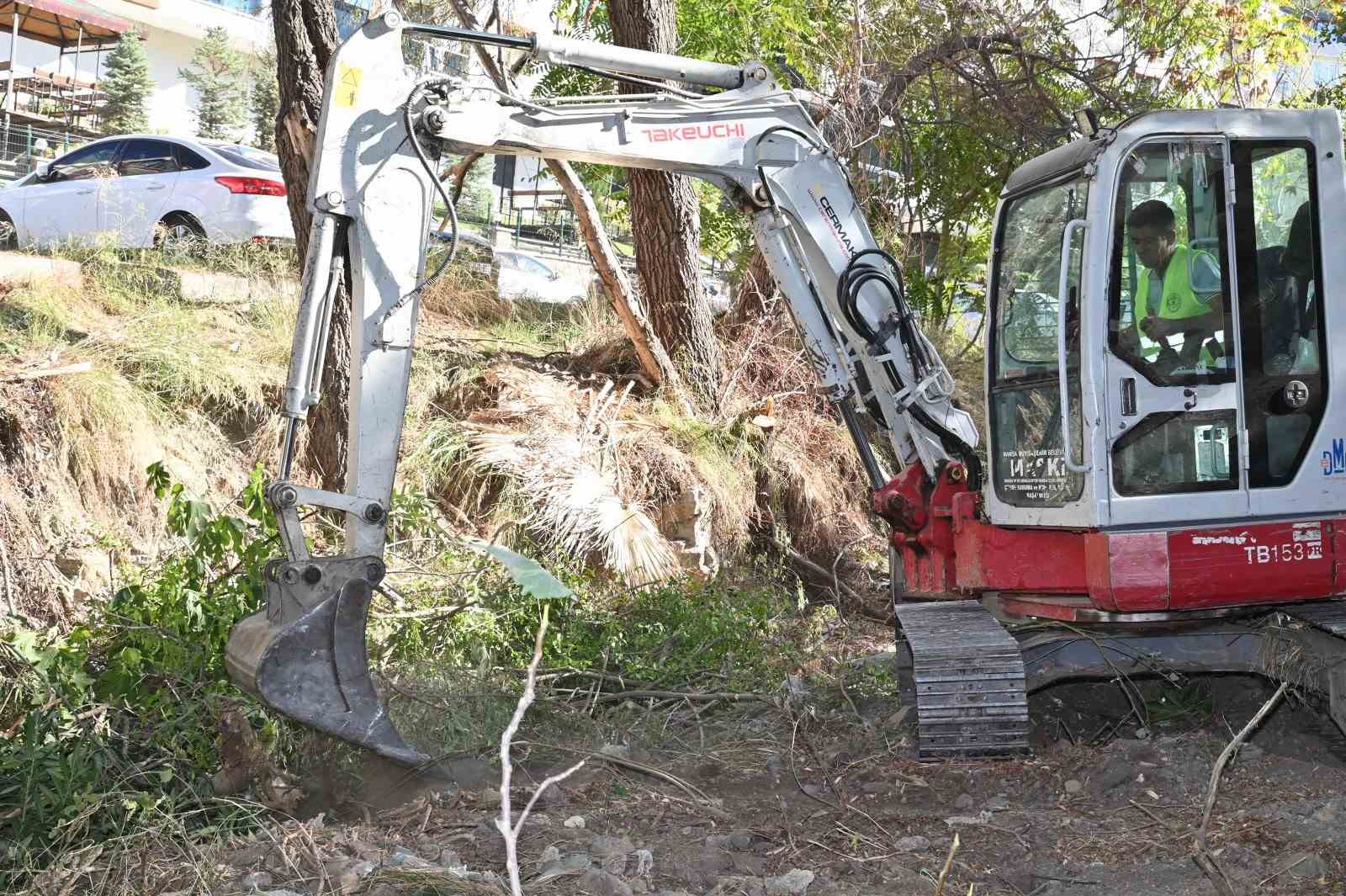 Yıllardır görmezden gelinen derede temizlik başladı
