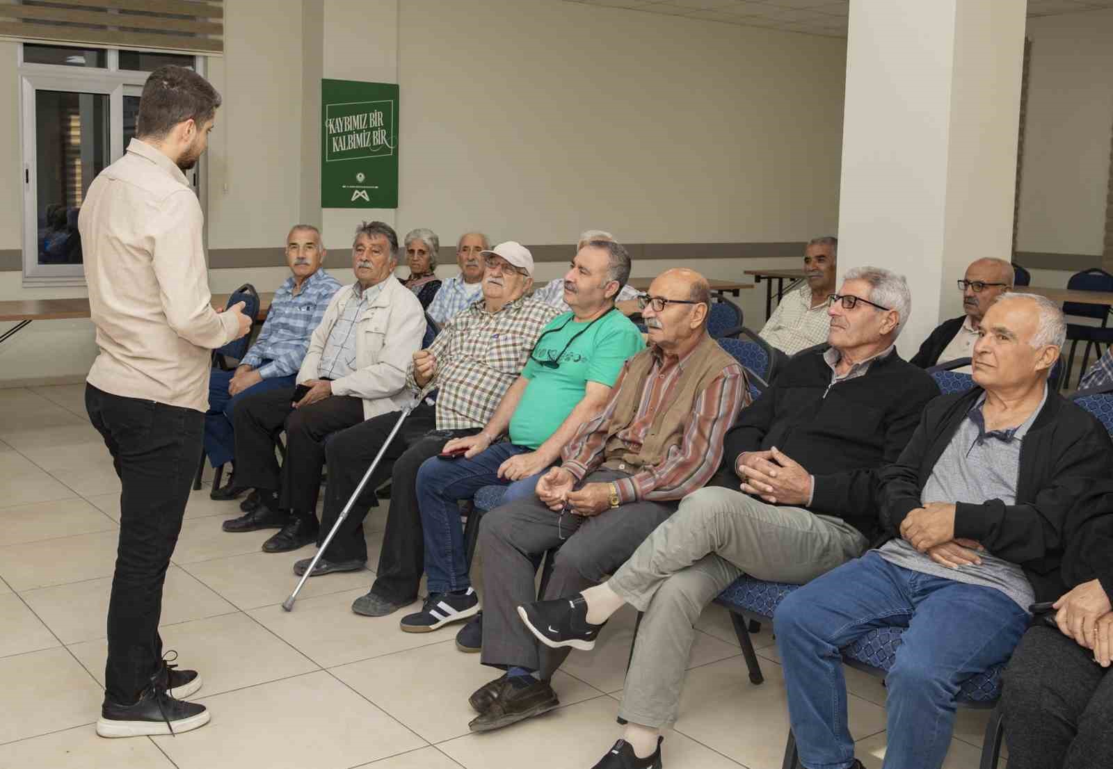 Mersin’de yaş almış vatandaşlar ’akılcı ilaç kullanımı’ hakkında bilgilendiriliyor
