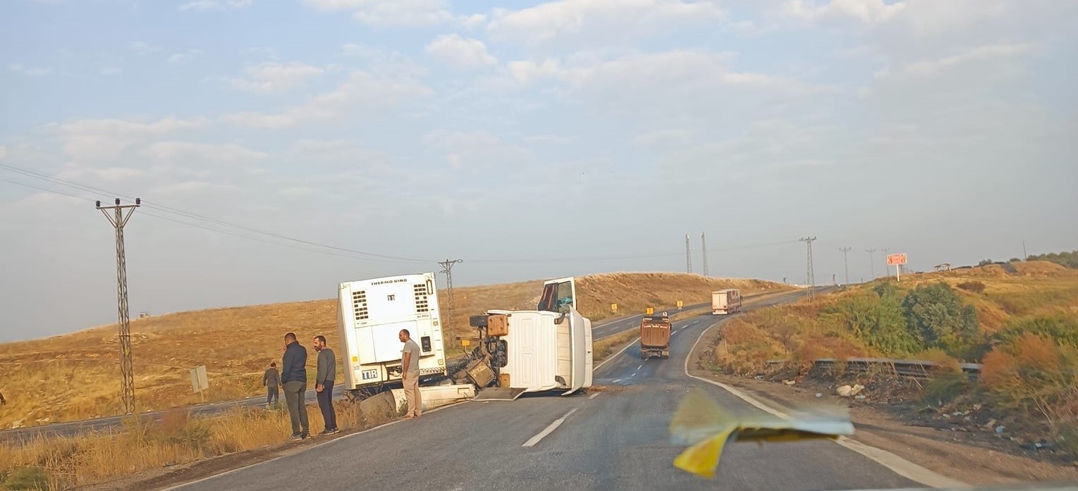 Şırnak’ta tır devrildi: 1 yaralı
