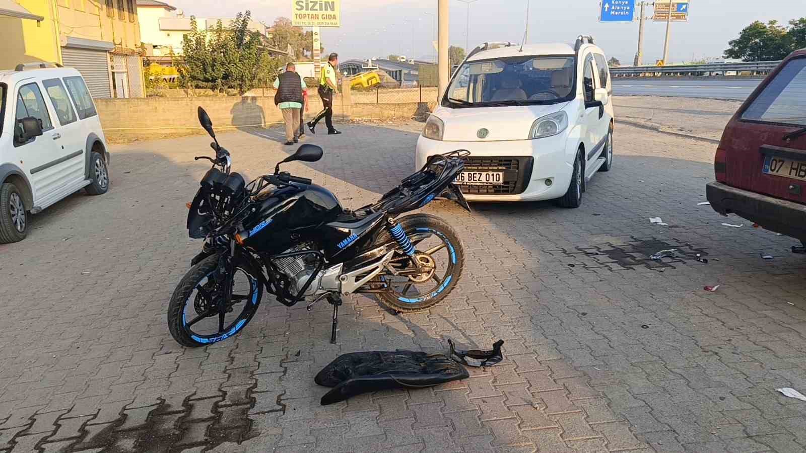 Şerit ihlali yapan hafif ticari araca motosiklet çarptı: 1’i ağır 2 yaralı
