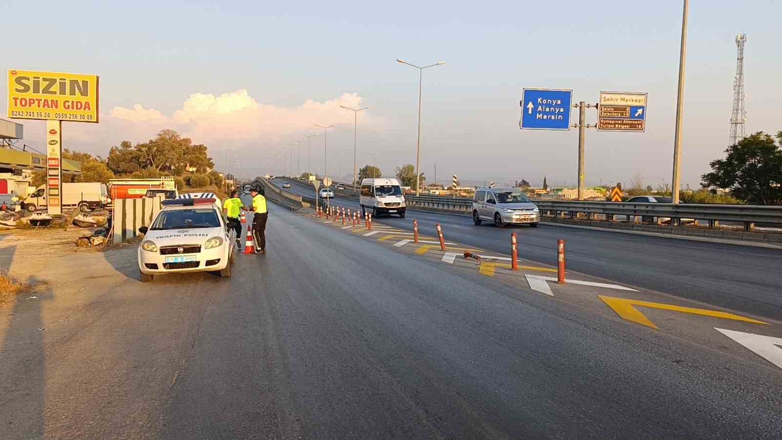 Şerit ihlali yapan hafif ticari araca motosiklet çarptı: 1’i ağır 2 yaralı
