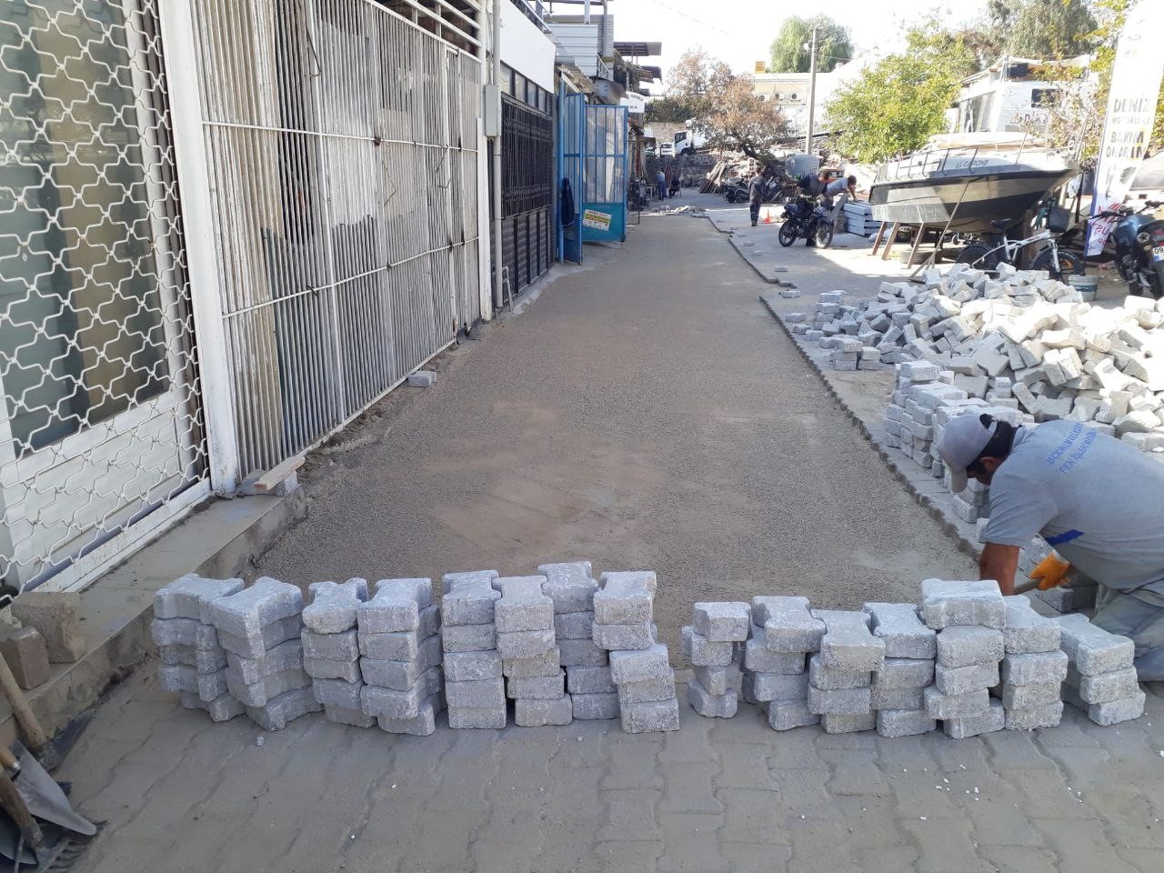 Belediye Fen İşleri ekiplerinin çalışmaları sürüyor
