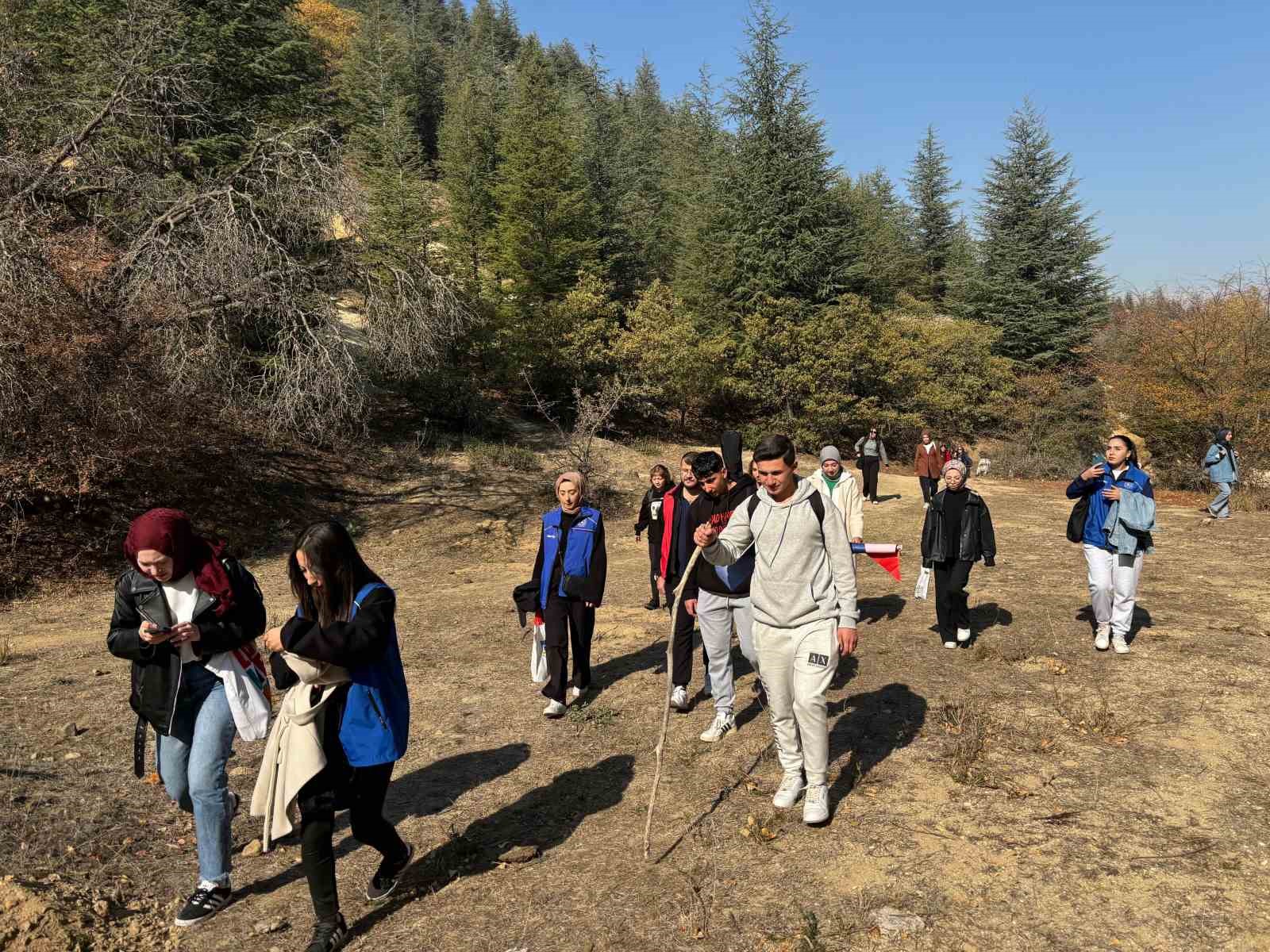 Gençlerden Erkmen’de doğa yürüyüşü
