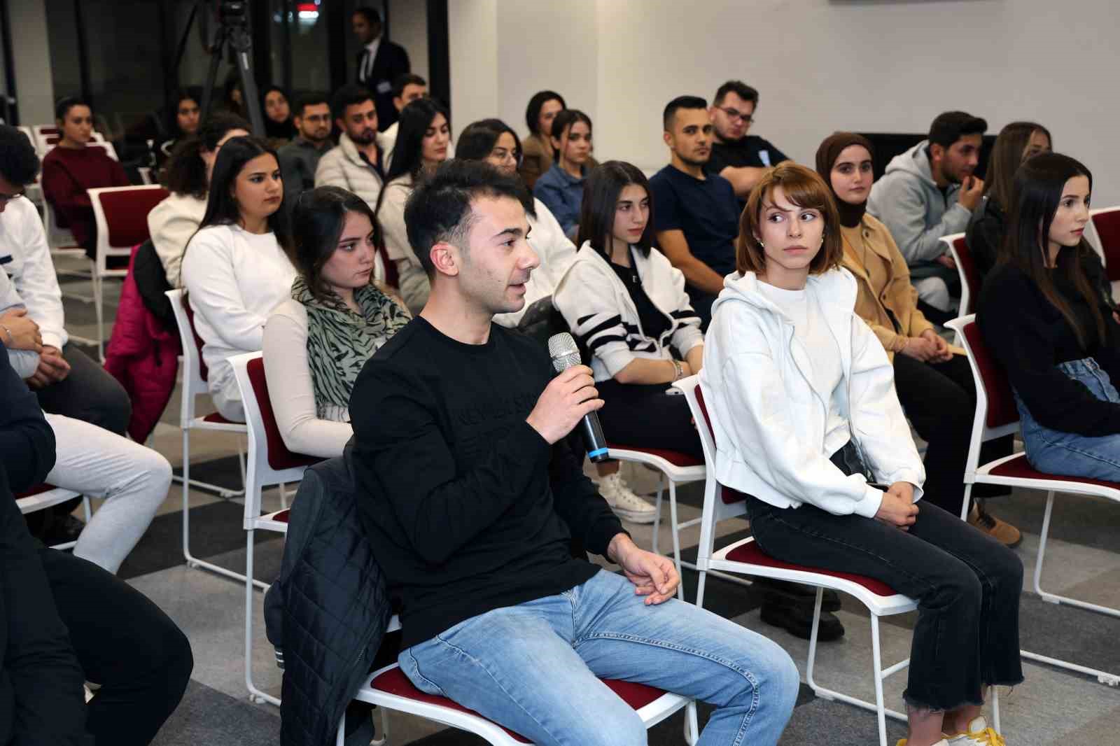 Gençler, Başkan Yalçın’a ’Söyleyeceklerim Var’ dedi
