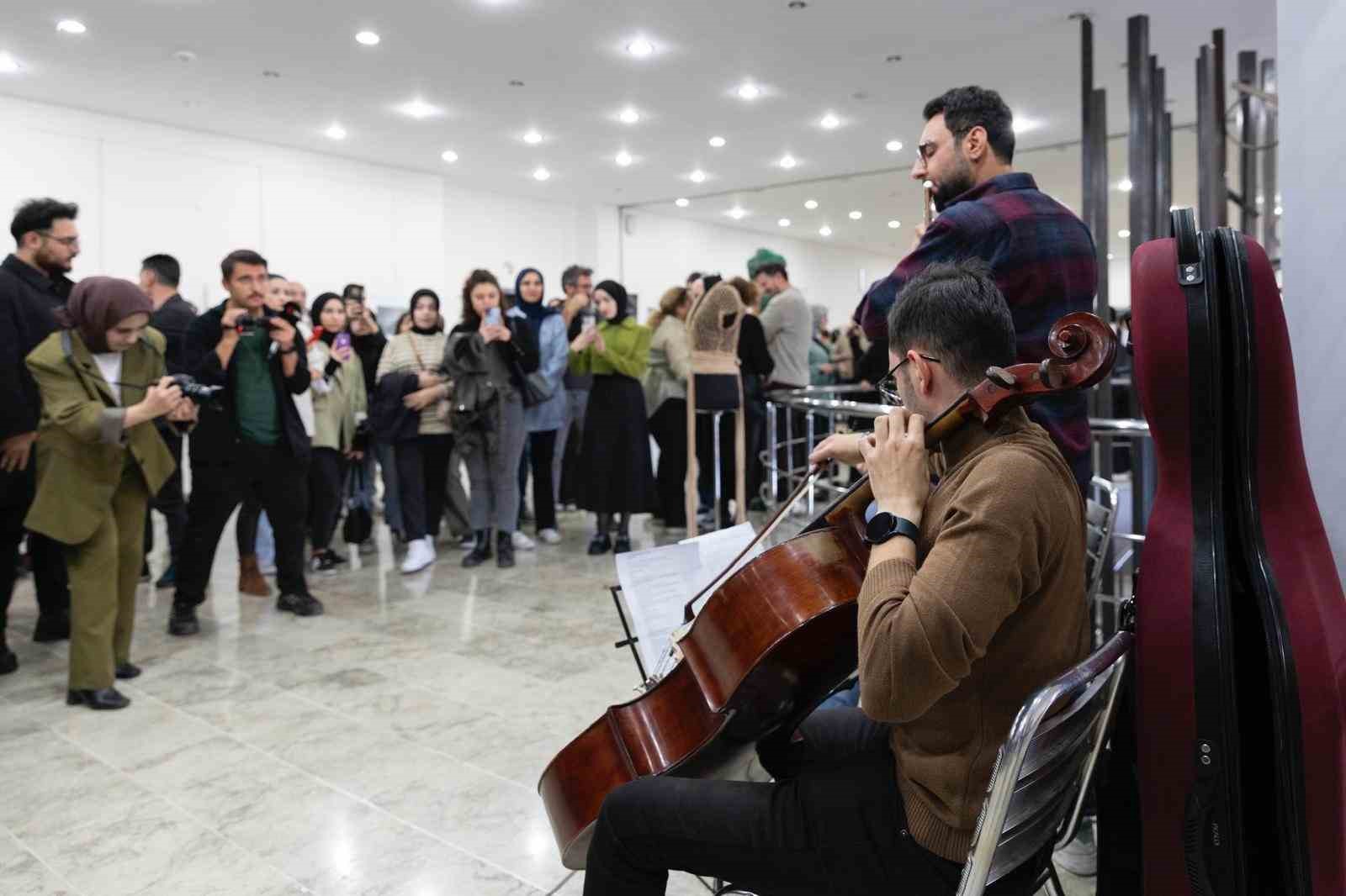 Güzel Sanatlar Fakültesinden şenlik havasında bir sergi
