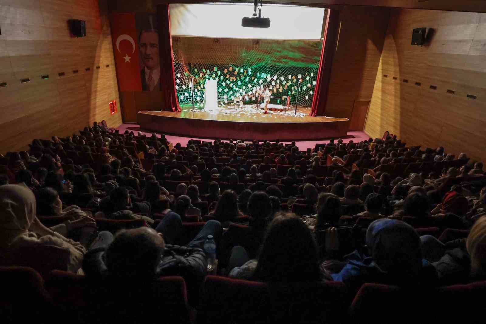 “Sonsuzluğun Tedirginliği” Serdivan’da seyirciyle buluştu
