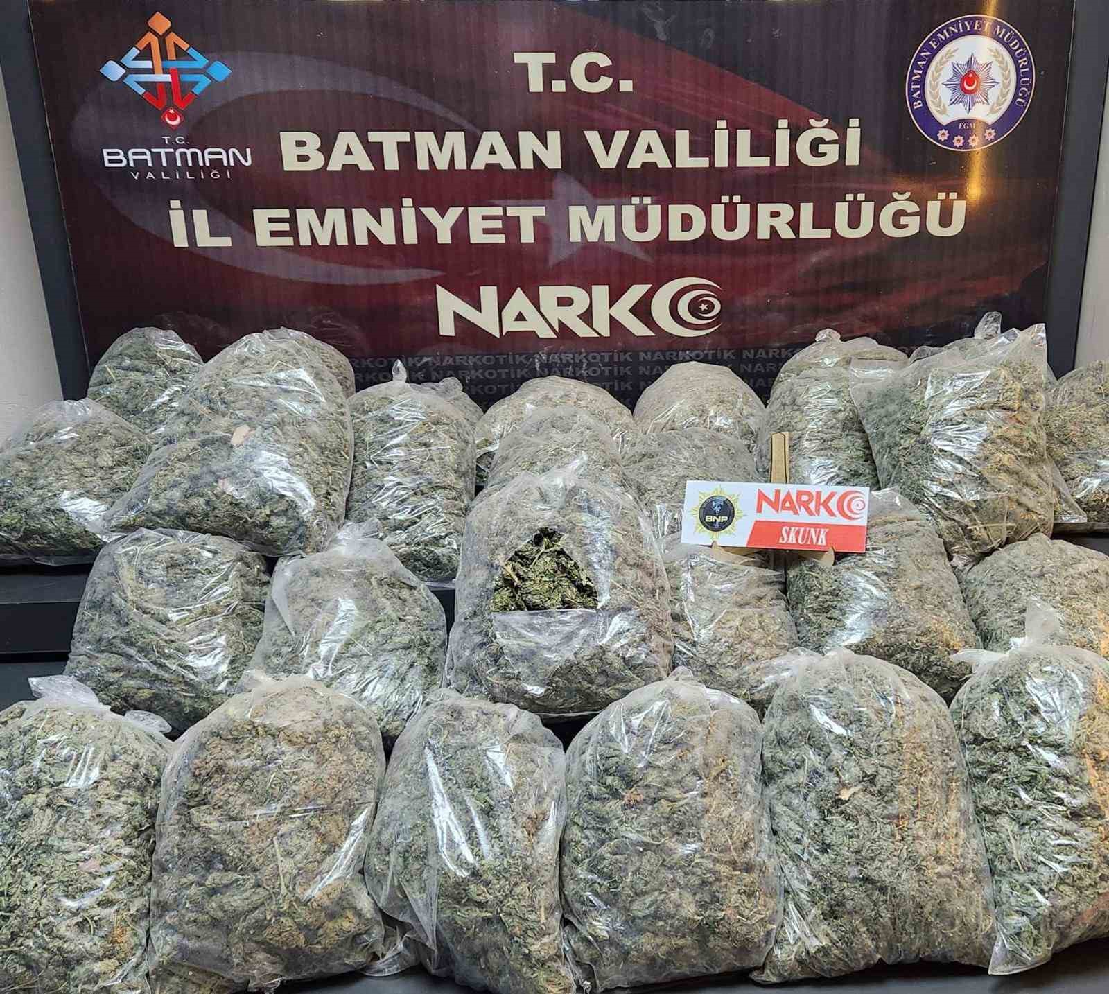 Batman’da ’dur’ ihtarına uymayarak polisten kaçan kamyonette yüklü miktarda uyuşturucu yakalandı
