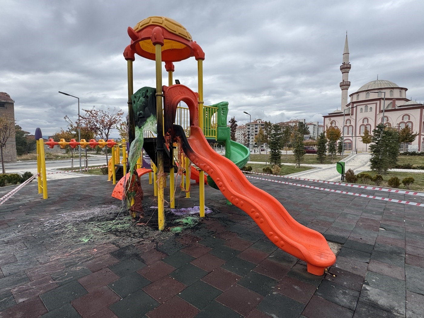 Parkta oynayan çocuklar oyun grubunu yaktı
