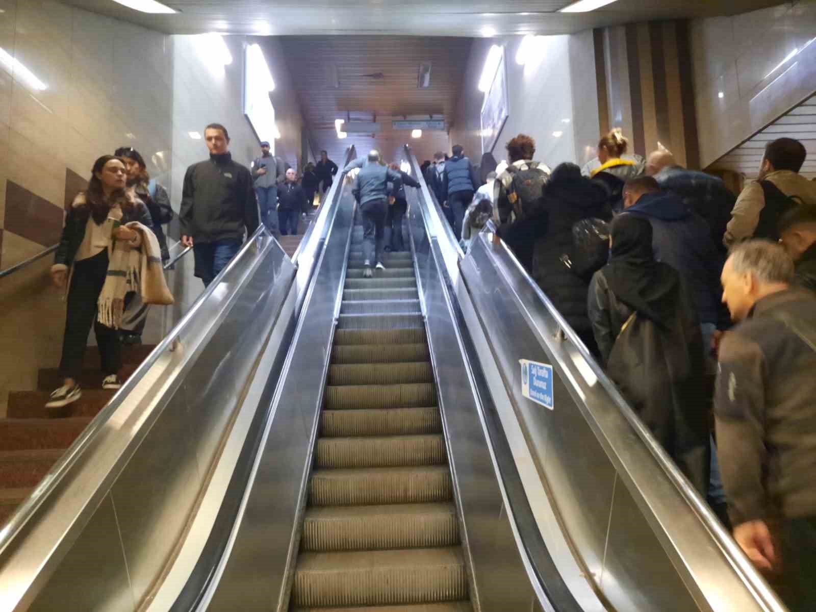 Taksim Metrosu’nda yürüyen merdiven ve çalışmayan asansör çilesi sürüyor
