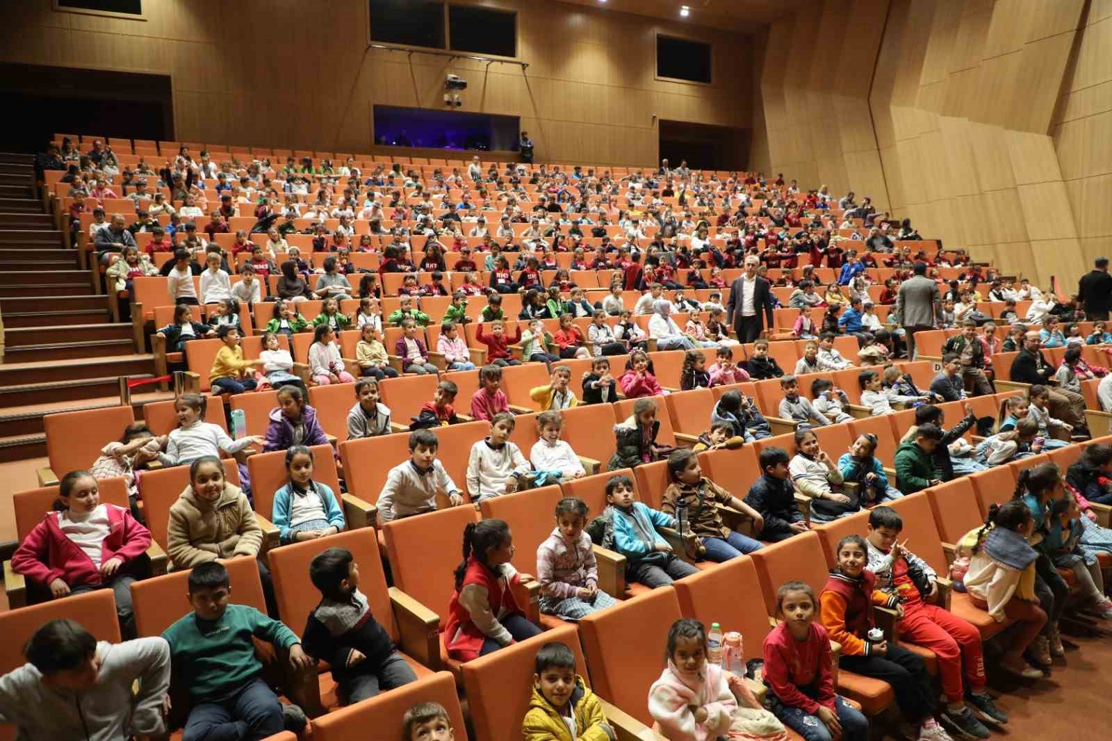 Şehitkamil’den çocuklara tiyatro şenliği
