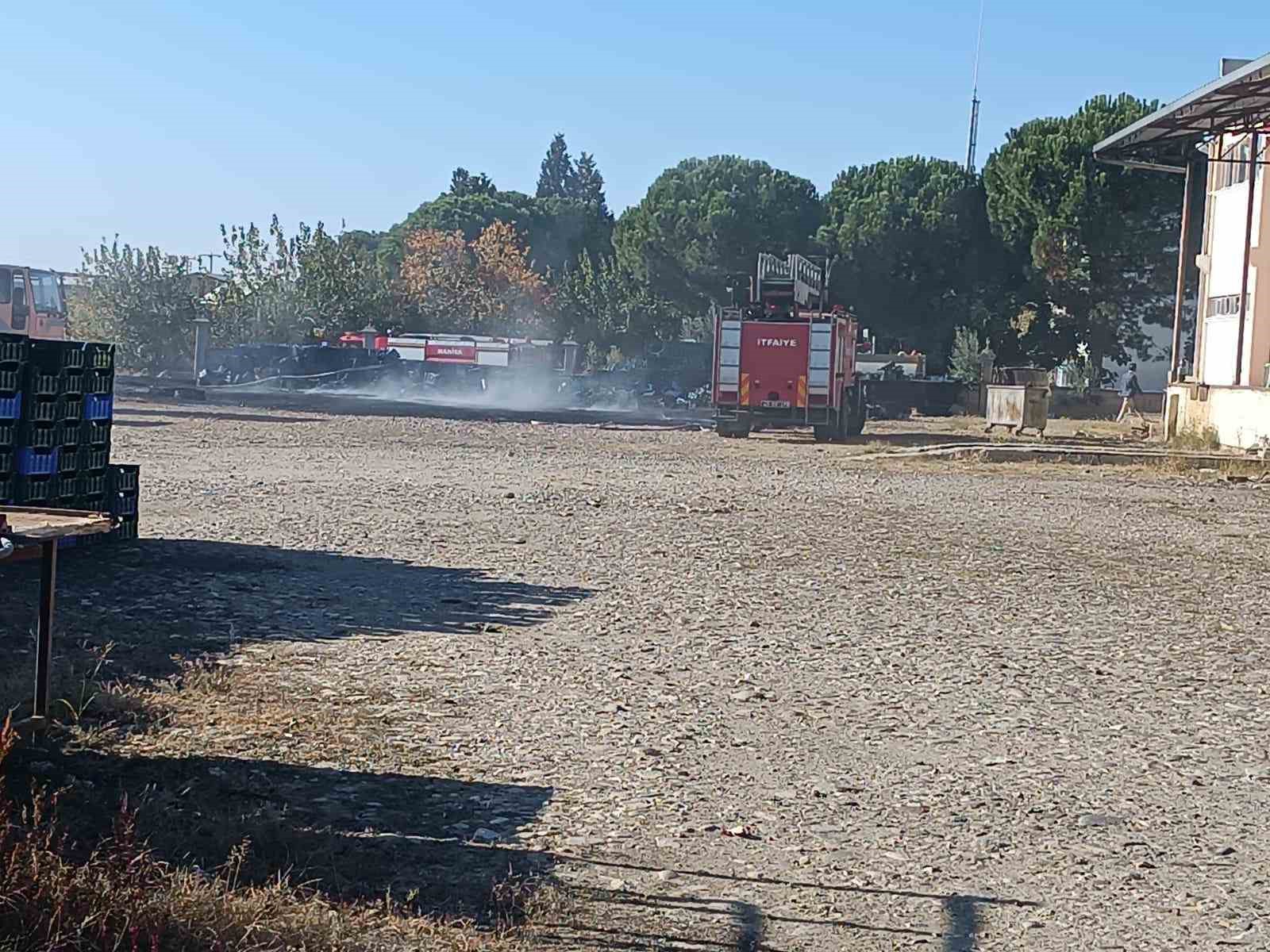 Yanan plastik kasaların dumanından etkilenen bir kişi öldü
