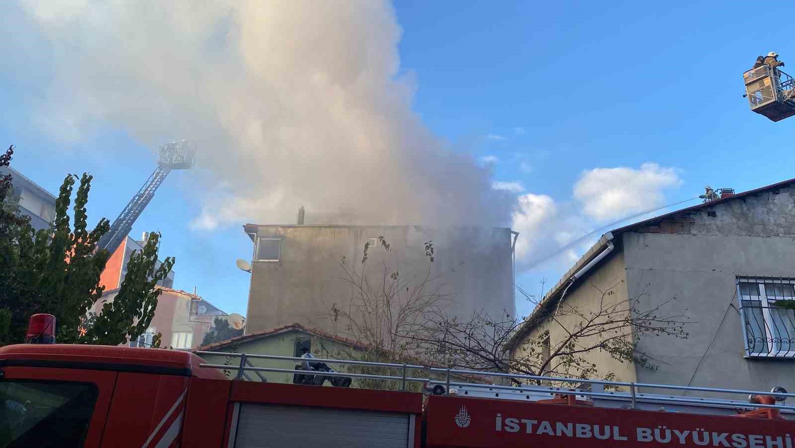 Ümraniye’de tadilat esnasında tüp patladı, çatı katı alev alev yandı
