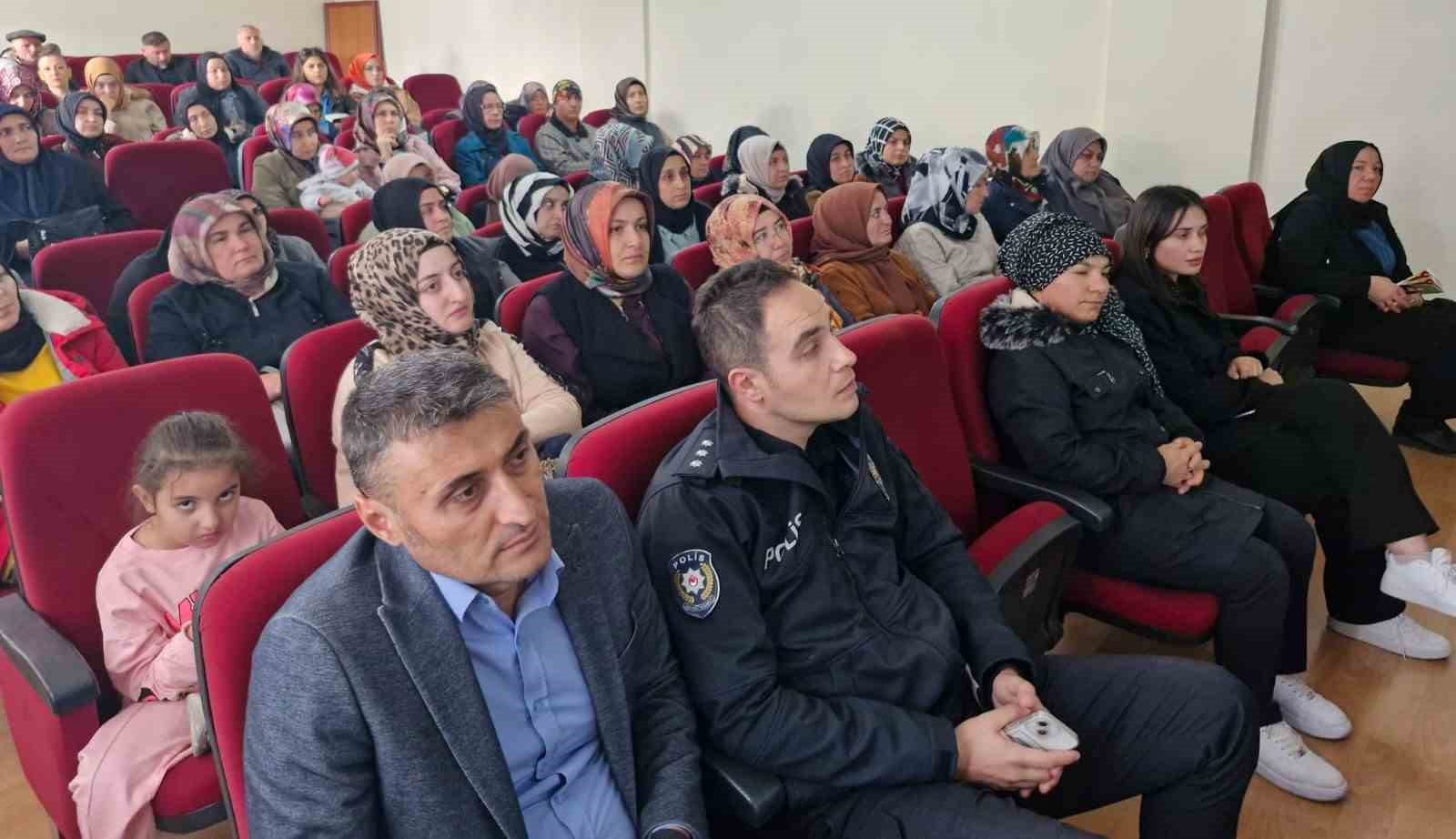 Polis, aileleri ve gençleri madde bağımlılığıyla ilgili bilgilendirdi
