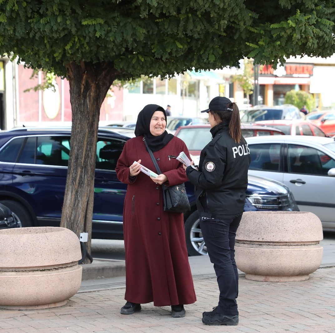 Polis, aileleri ve gençleri madde bağımlılığıyla ilgili bilgilendirdi
