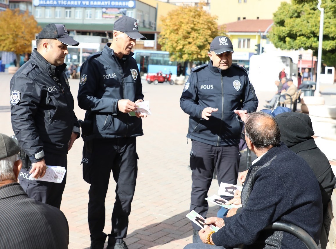 Polis, aileleri ve gençleri madde bağımlılığıyla ilgili bilgilendirdi
