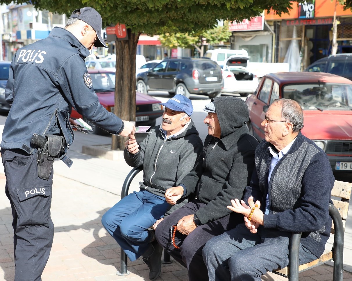 Polis, aileleri ve gençleri madde bağımlılığıyla ilgili bilgilendirdi
