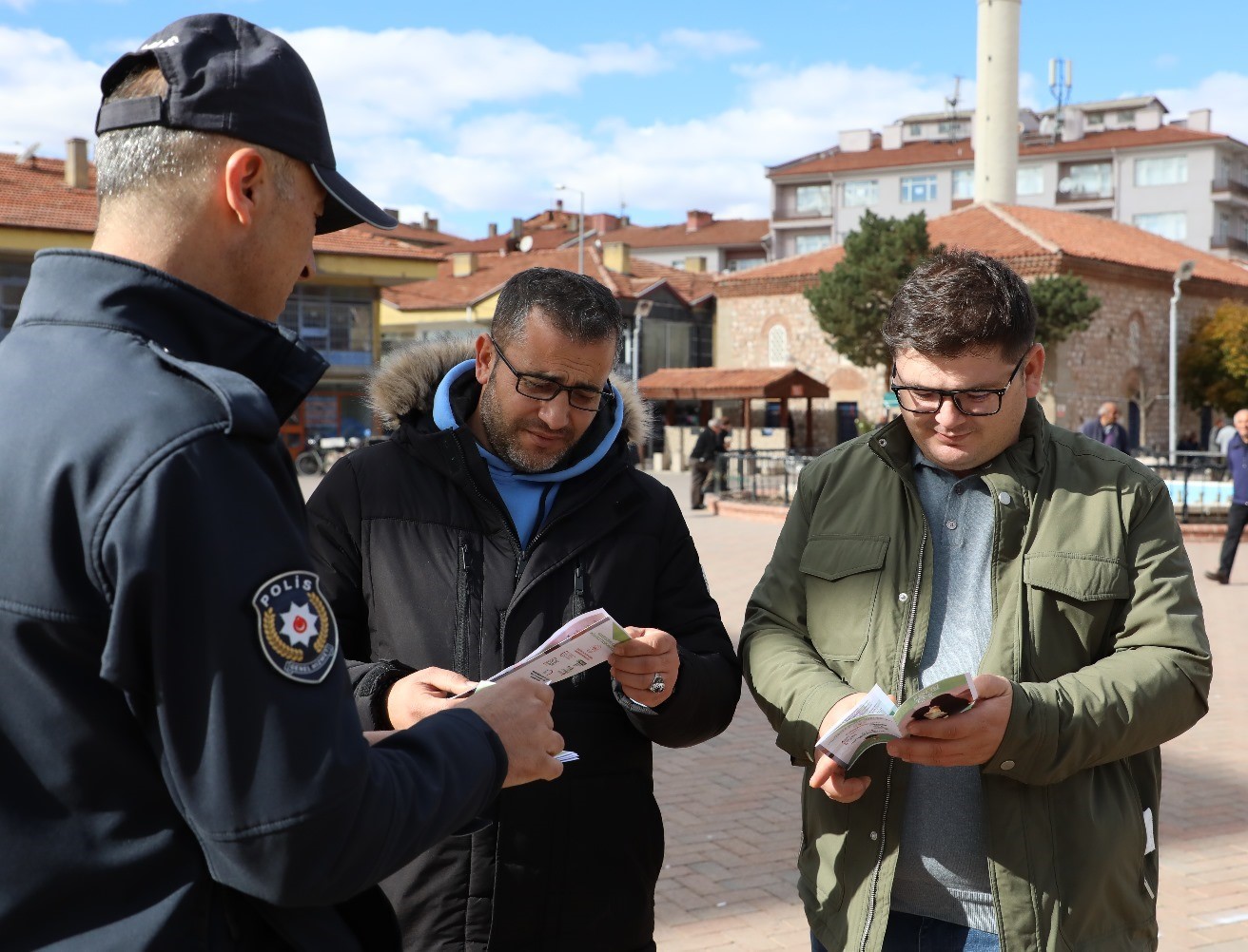 Polis, aileleri ve gençleri madde bağımlılığıyla ilgili bilgilendirdi
