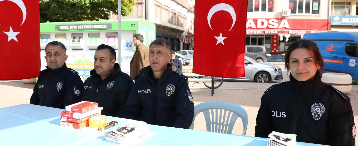 Polis, aileleri ve gençleri madde bağımlılığıyla ilgili bilgilendirdi
