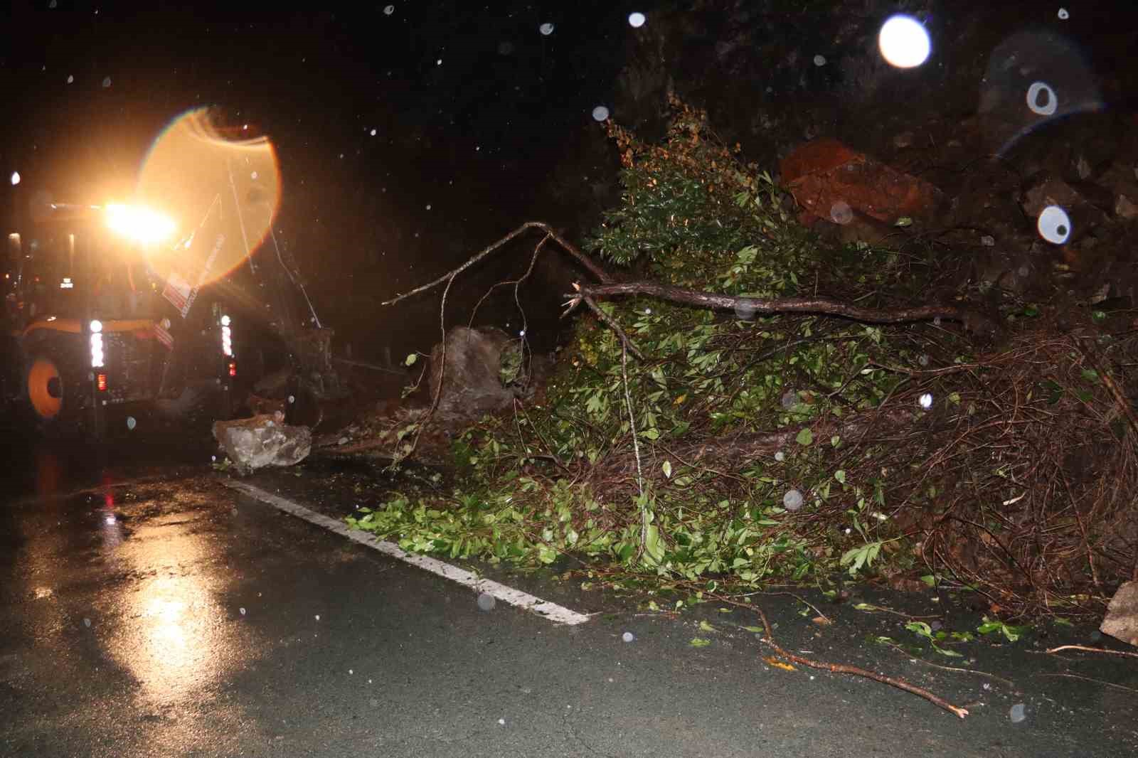 Karadeniz Sahil Yolu heyelan nedeniyle tek yönlü trafiğe kapandı
