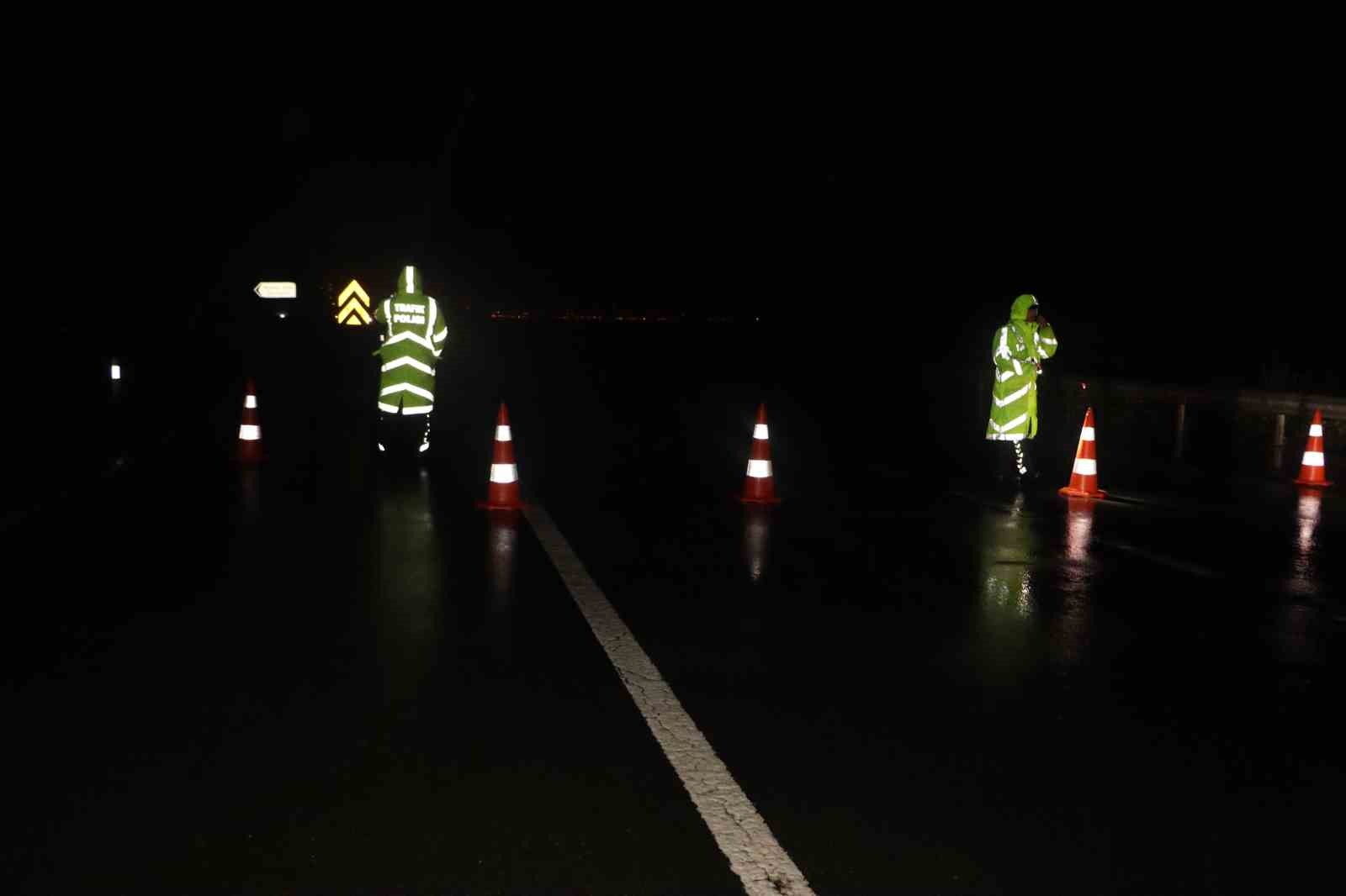 Karadeniz Sahil Yolu heyelan nedeniyle tek yönlü trafiğe kapandı
