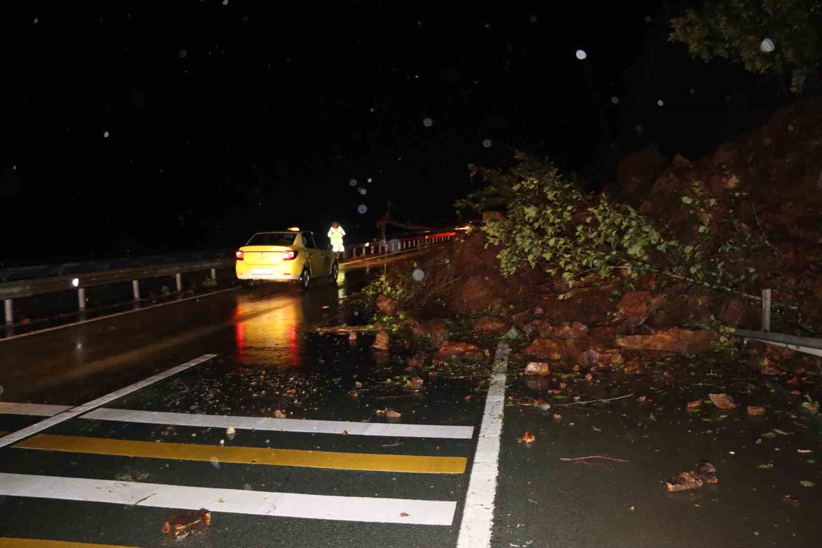 Karadeniz Sahil Yolu heyelan nedeniyle tek yönlü trafiğe kapandı
