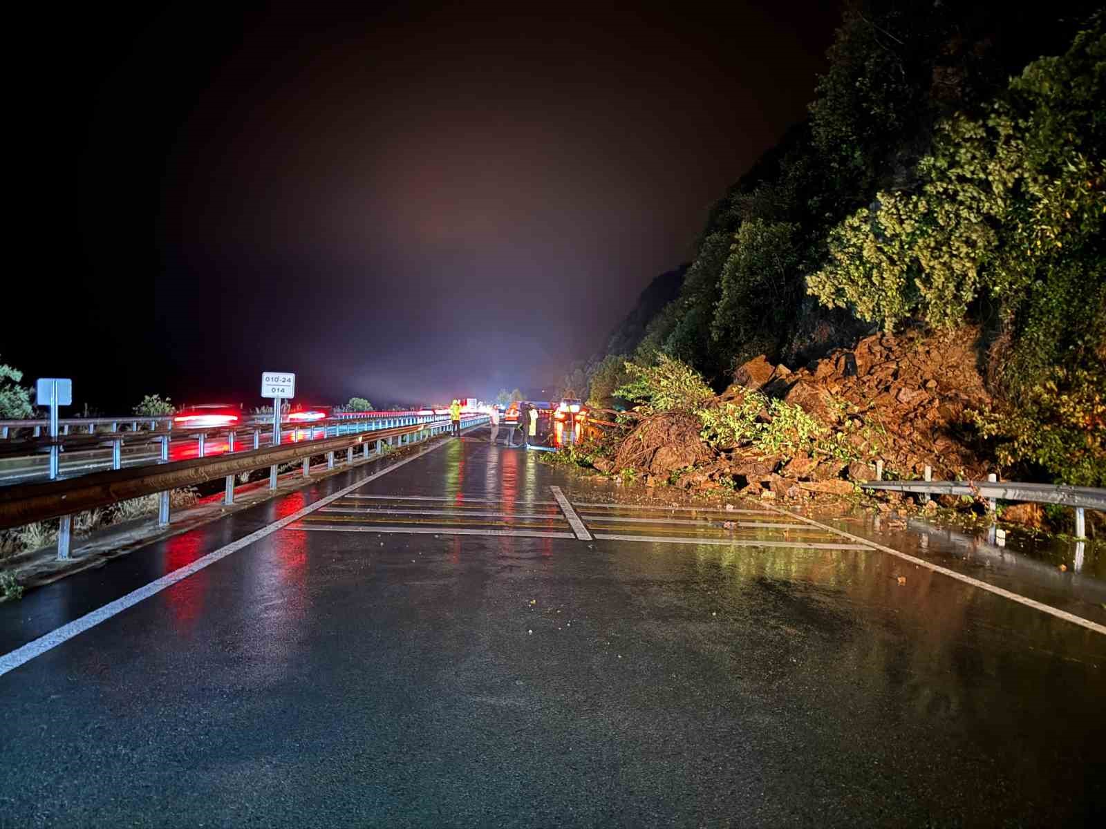 Karadeniz Sahil Yolu heyelan nedeniyle tek yönlü trafiğe kapandı
