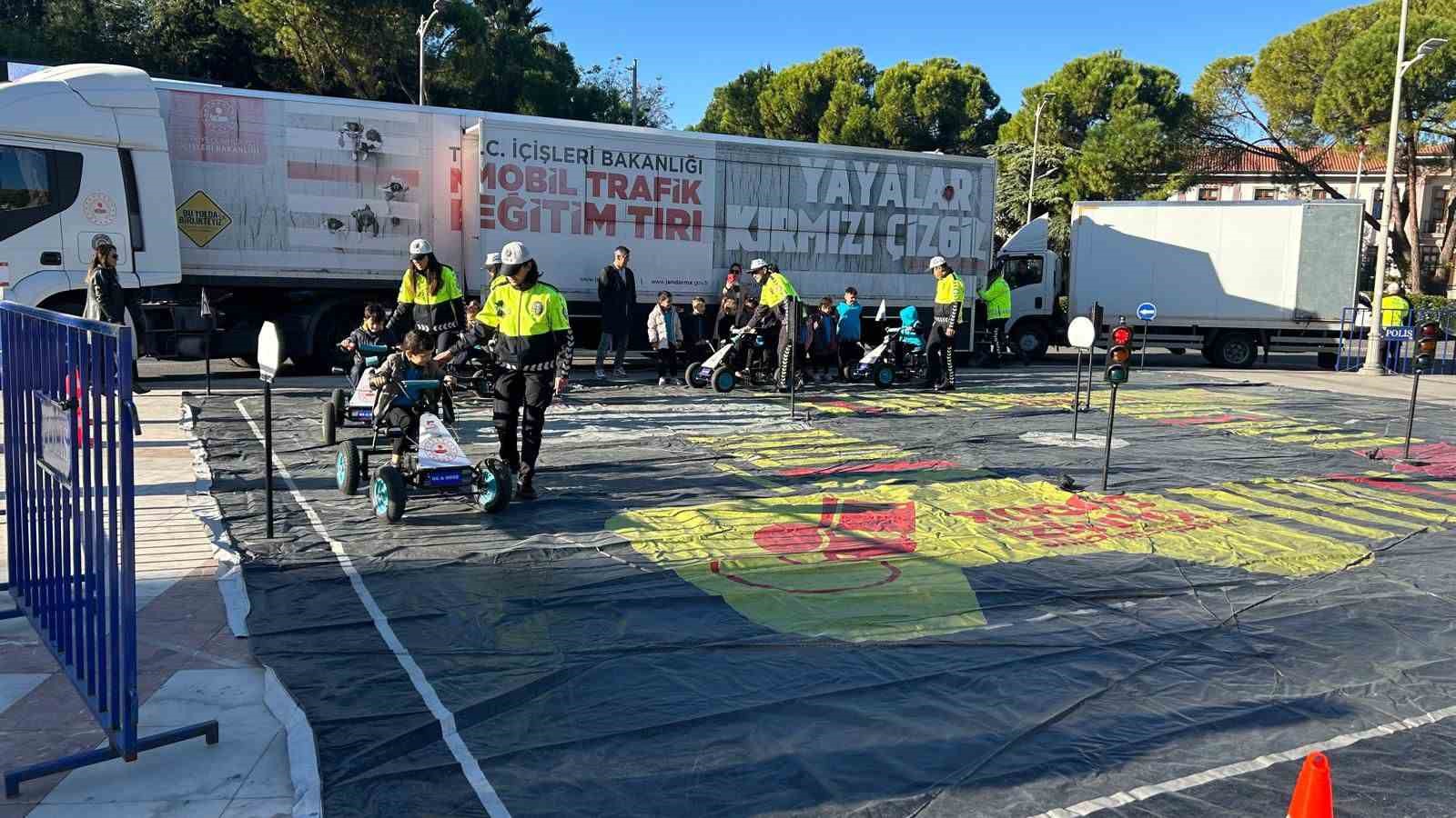 Mobil Trafik Eğitim Tırı Muğla’da öğrencilere trafik bilincini aşılayacak
