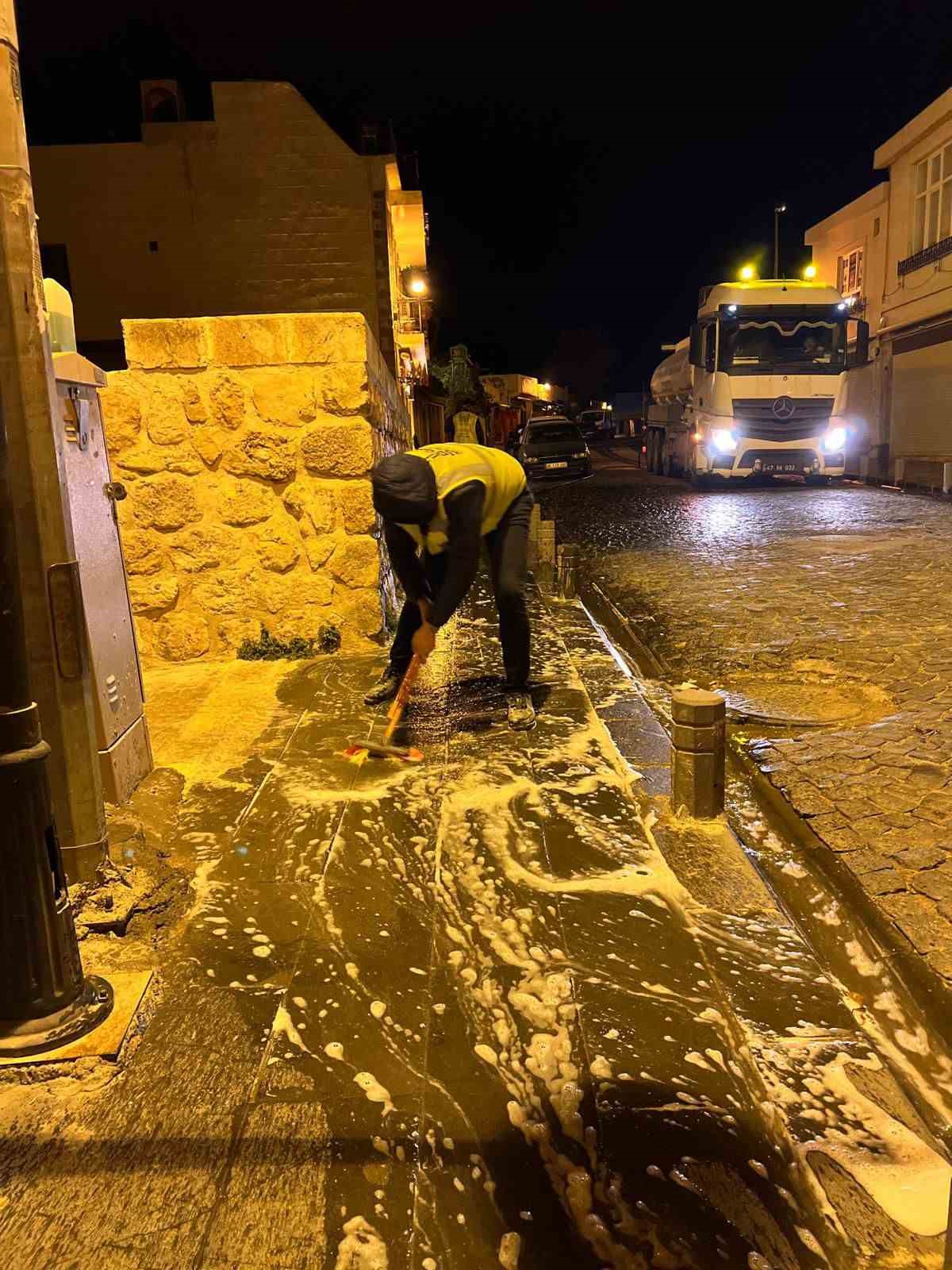 Vali Akkoyun, caddeleri köpüklü suyla yıkatarak göreve başladı
