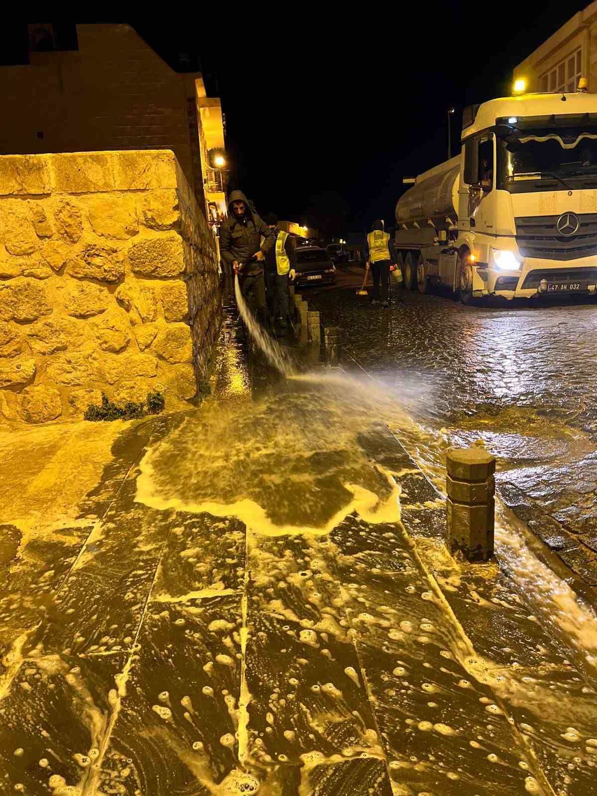 Vali Akkoyun, caddeleri köpüklü suyla yıkatarak göreve başladı
