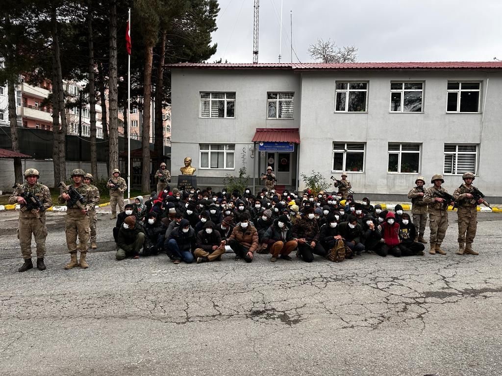 Bitlis’te göçmen kaçakçılığı operasyonları
