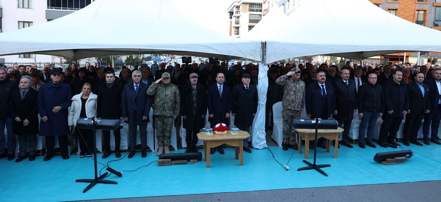 Korgeneral Zekai Aksakallı caddesi yoğun ilgiyle açıldı
