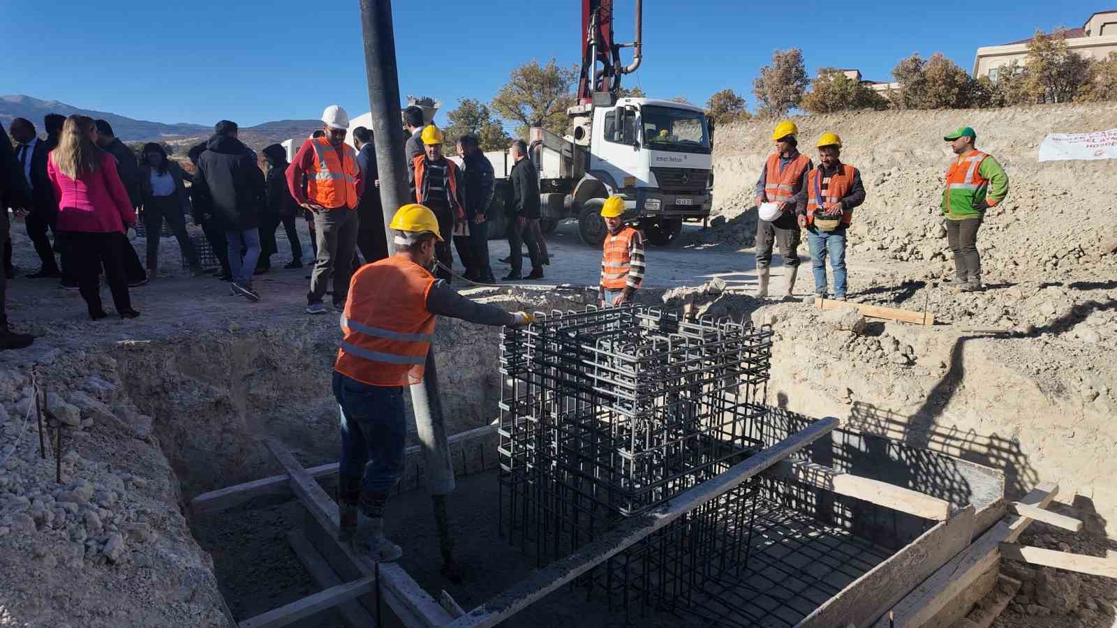 Gediz Sağlık Hizmetleri Meslek Yüksekokulu ek binasının temeli atıldı
