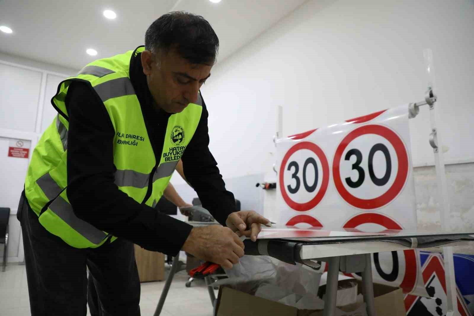 Depremin ardından oluşan adres belirsizliği yenilenen tabelalarla ortadan kalkıyor
