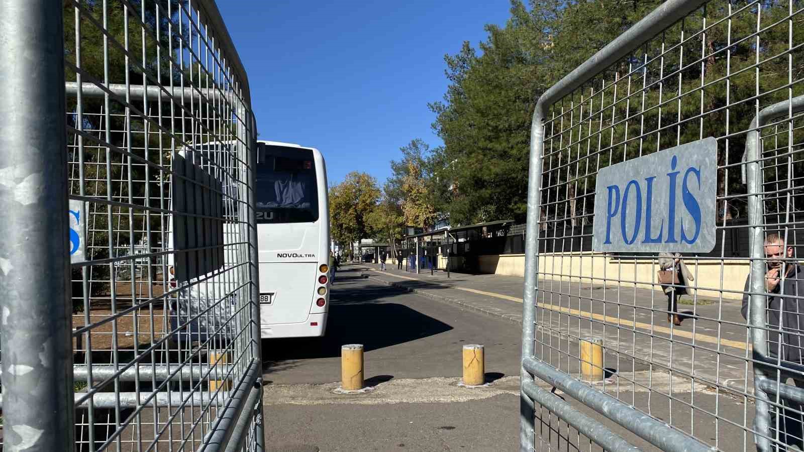 Narin Güran davası öncesi adliye çevresine bariyerler yerleştirildi
